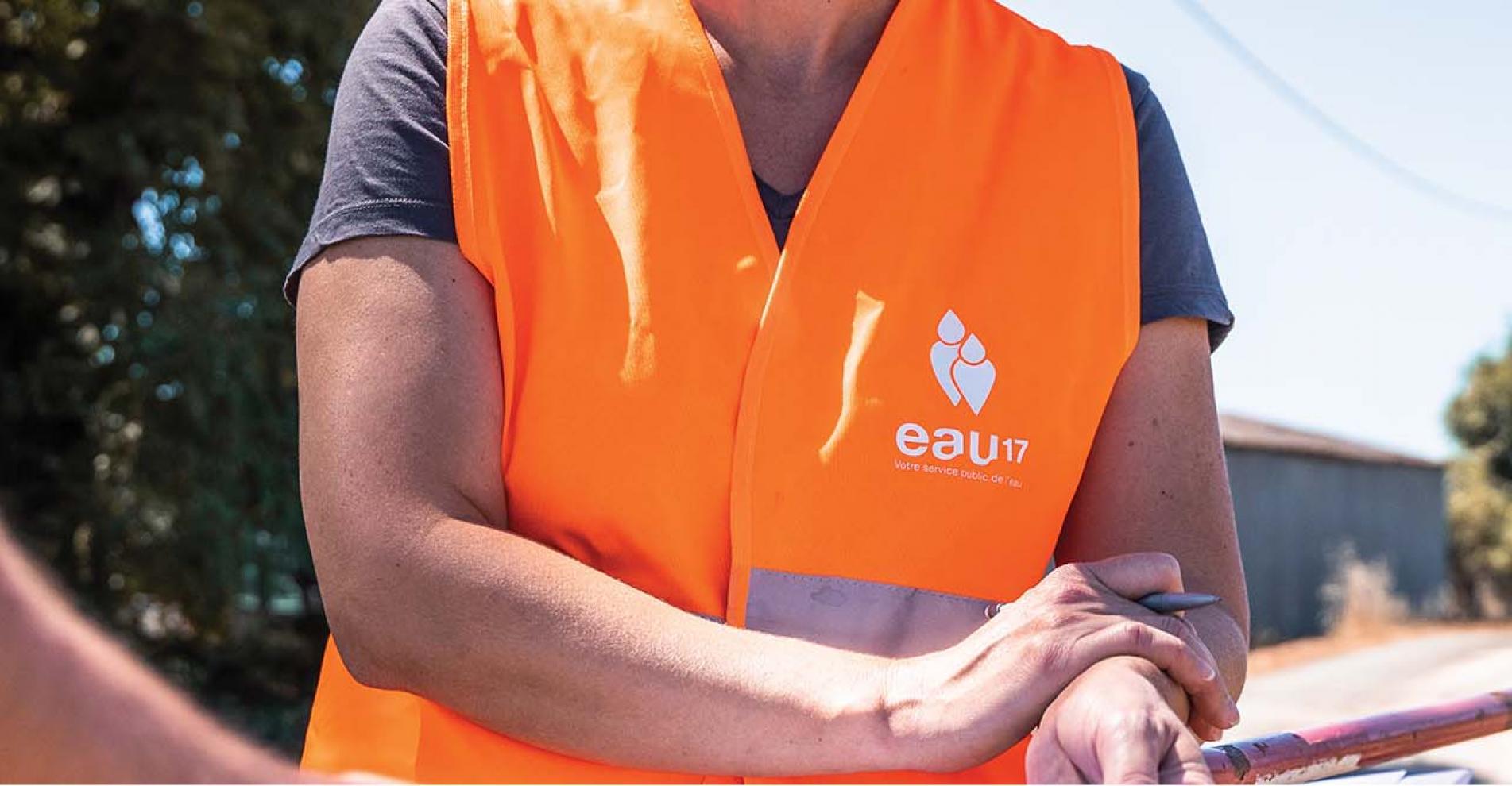 Salarié Eau 17 avec une chasuble orange