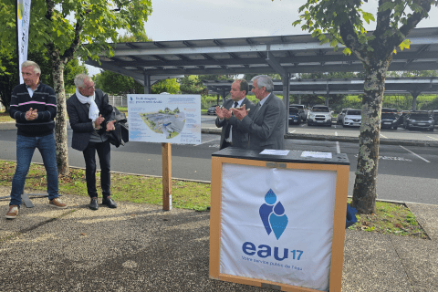 Image du panneau pédagogique présentant le projet des ombrières photovoltaïque et de la gestion des eaux pluviales