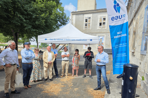 Photo lors de l'inauguration de la fontaine publique située au site Saint-Louis à Saintes 